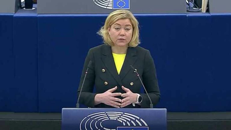 Euroopan Komissio Kiristää Sensuurilakia: Vihapuhe Pois 24 Tunnissa