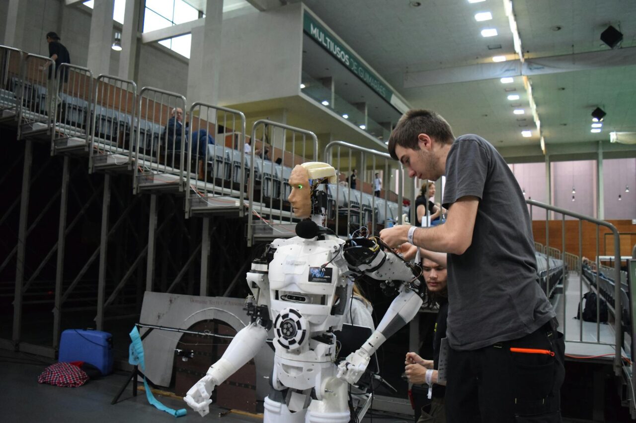 Humanoidirobottien vallankumous: teknologinen, yhteiskunnallinen ja filosofinen murros