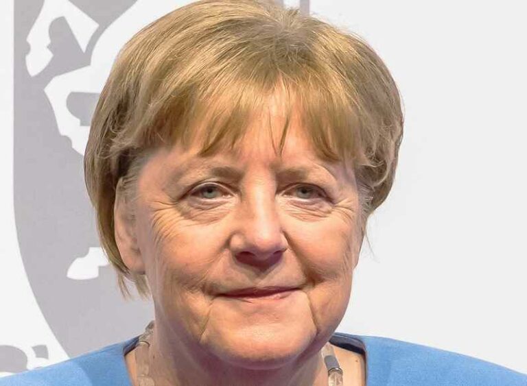Merkel: EU voi “tuhoutua”