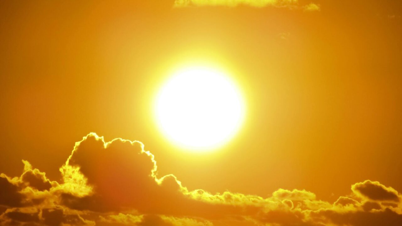 Auringon paistaessa ympäri maailmaa tapahtuu epätavallisia luonnonkatastrofeja