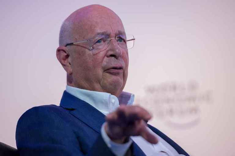 Klaus Schwab kertoo WEF-eliteille: “Meidän on pakotettava ihmiskunta “yhteistyöhön” globalistisen agendan kanssa”